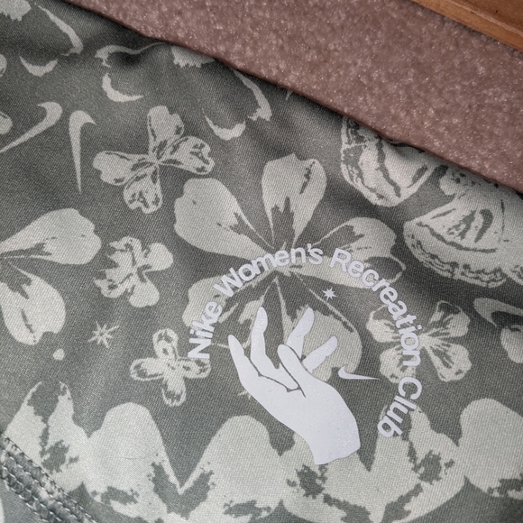 Nwts Women's Nike training dri-fit green butterfly bike shorts - Picture 13 of 16